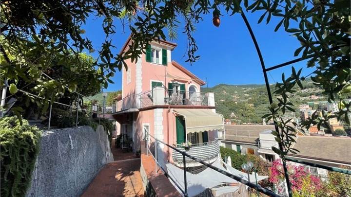 RECCO VILLA bifamiliare con piscina
