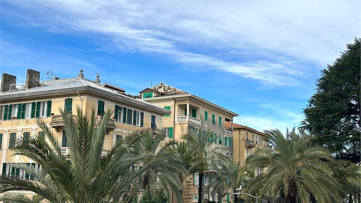 CHIAVARI in centro: grande appartamento nel verde