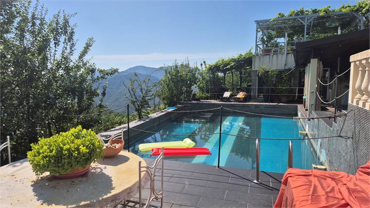 AVEGNO incantevole villa bifamiliare con piscina