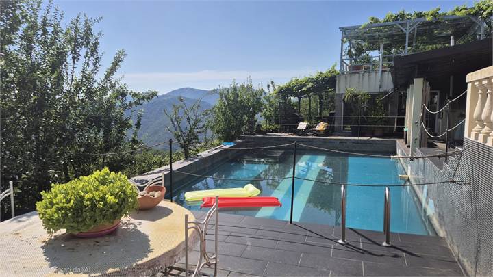 AVEGNO incantevole villa bifamiliare con piscina